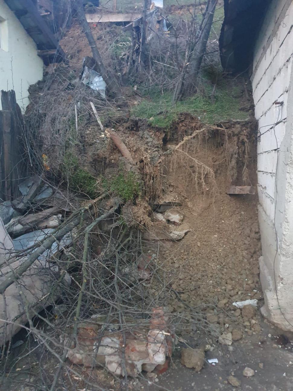 Alertă în Slatina: un deal se prăbușește peste mai multe locuințe. 25 de persoane au fost evacuate 1050928