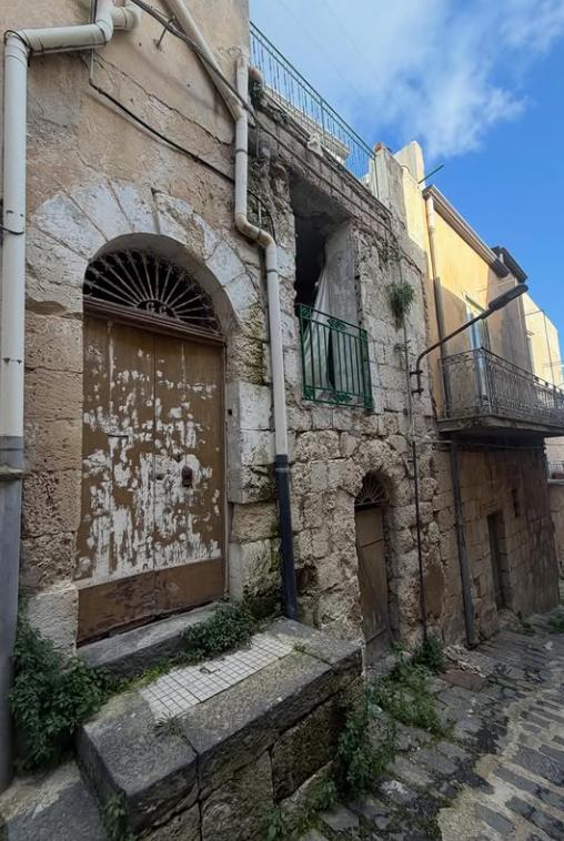 Cum l-a salvat de datorii casa de 1 euro pe care un bărbat a cumpărat-o în Sicilia. Între timp, veniturile lui s-au dublat 1050611