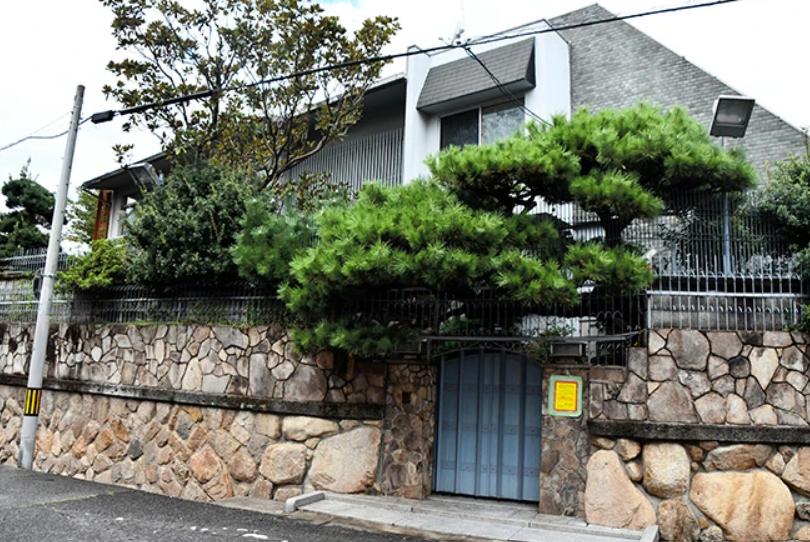 Casa unui șef Yakuza a fost scoasă la vânzare în Japonia, dar va dori cineva să o cumpere? „Nu știi niciodată ce e îngropat în grădină” 1051216