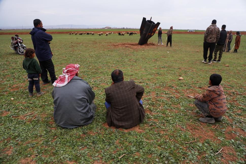 Imagini spectaculoase cu o rachetă iraniană căzută între oi, pe un câmp din Siria. Copiii s-au cățărat pe ea 1051016