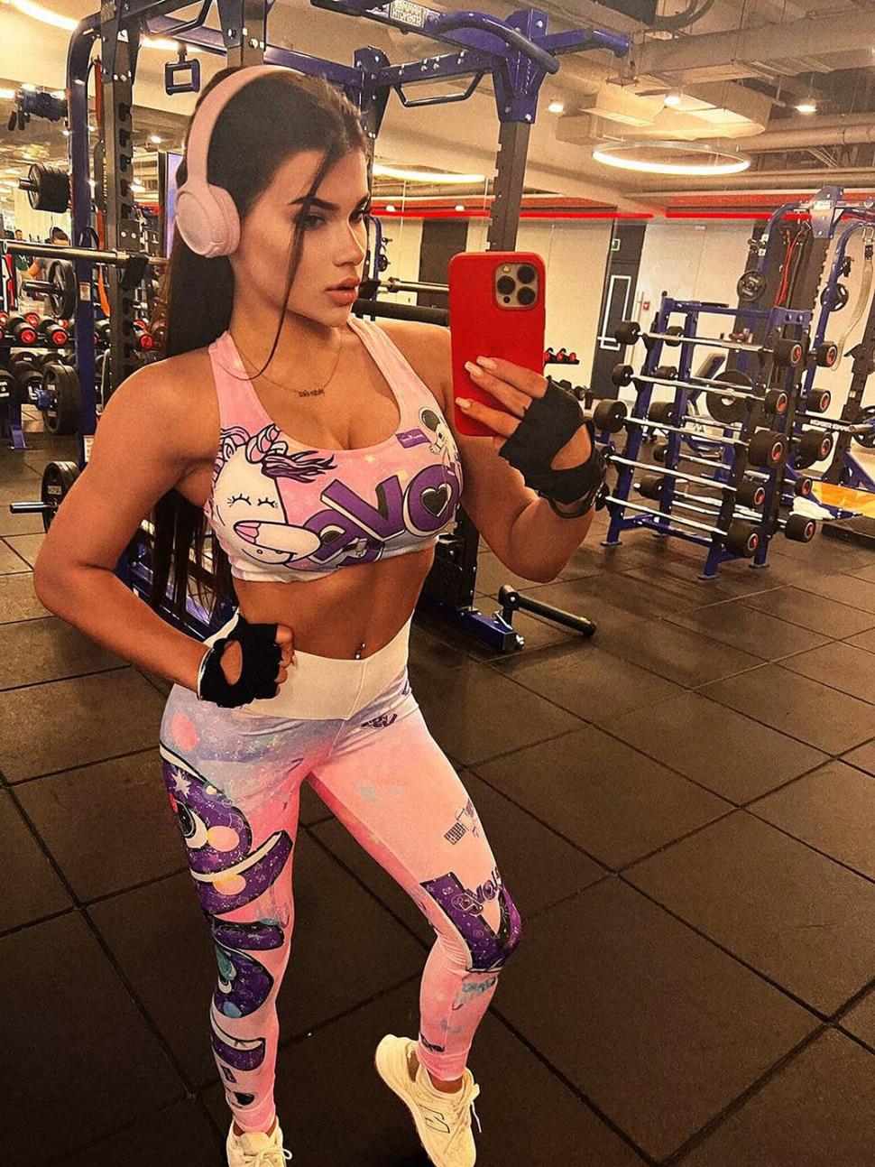 O fostă prezentatoare TV din Rusia devenită escortă în Dubai se laudă că „afacerile” îi merg excelent de când a început războiul 1051231