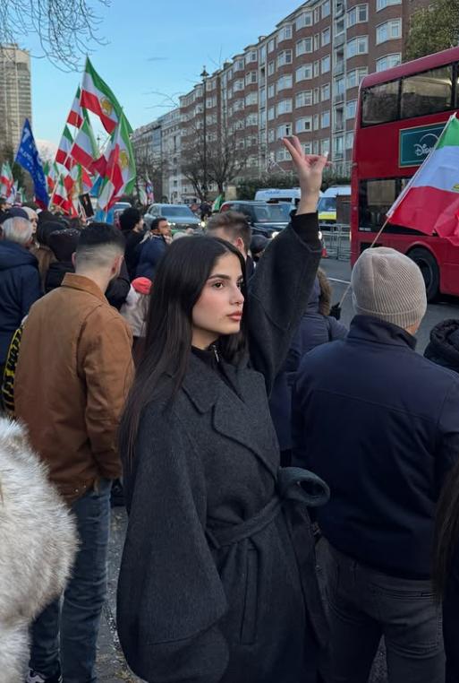 Ce spune cea mai frumoasă femeie din Iran despre ce se întâmplă în țara ei: Un nou capitol pentru tinerele iraniene 1051386