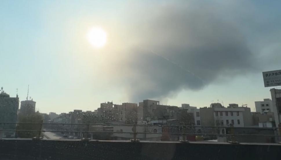 CNN: Primele imagini filmate în Iran, de la începutul războiului. Fum peste ruine, o Dacia Logan albă în trafic și străzi pustii 1051349