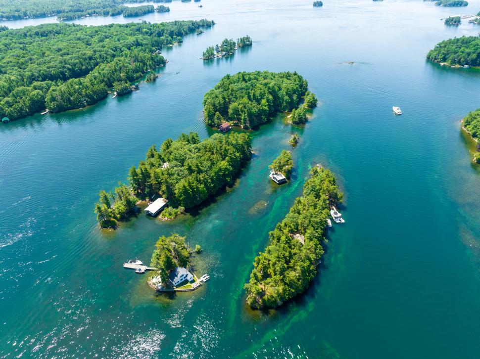 Insula pe care au loc doar o cabană, două scaune și un copac. Cum a ajuns să fie locuită 1051446