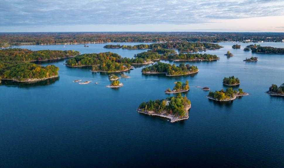 Insula pe care au loc doar o cabană, două scaune și un copac. Cum a ajuns să fie locuită 1051449