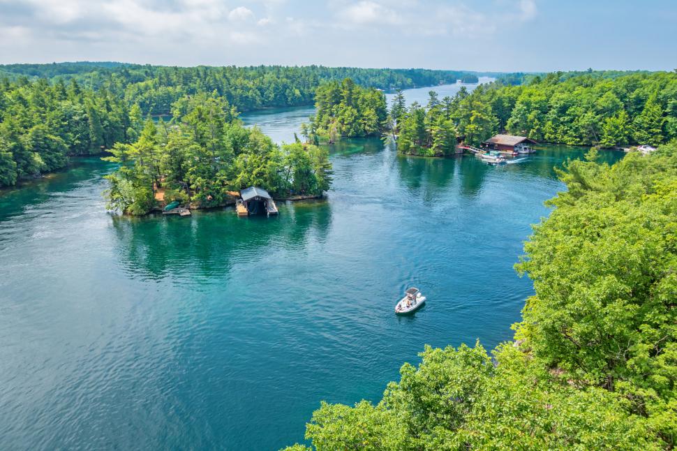 Insula pe care au loc doar o cabană, două scaune și un copac. Cum a ajuns să fie locuită 1051450