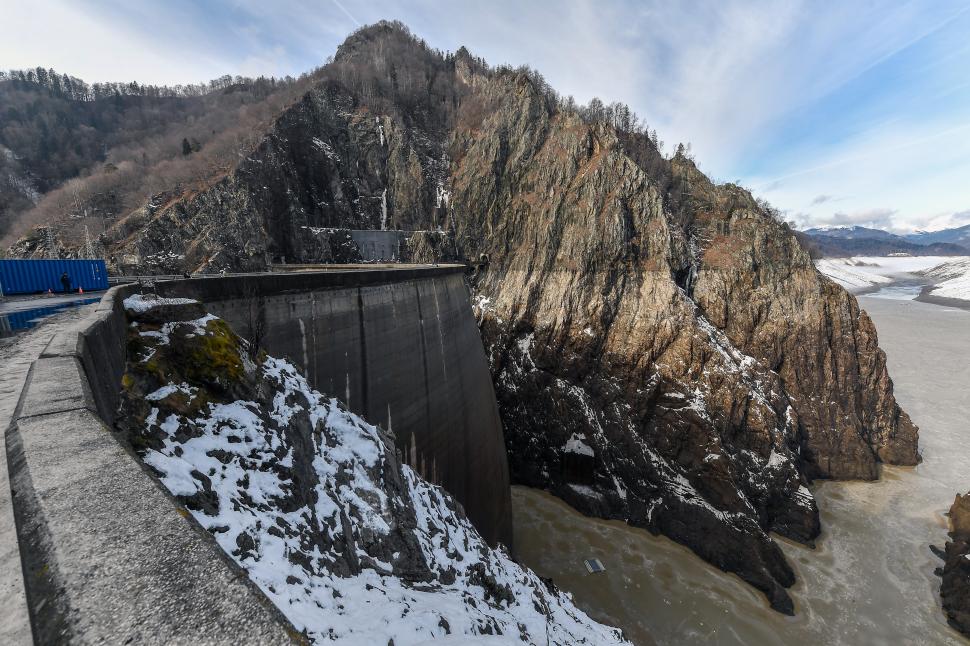 Peste cât timp se reumple Lacul Vidraru. Un elicopter, folosit la lucrările de retehnologizare a barajului, iar scenele au fost filmate 1051408