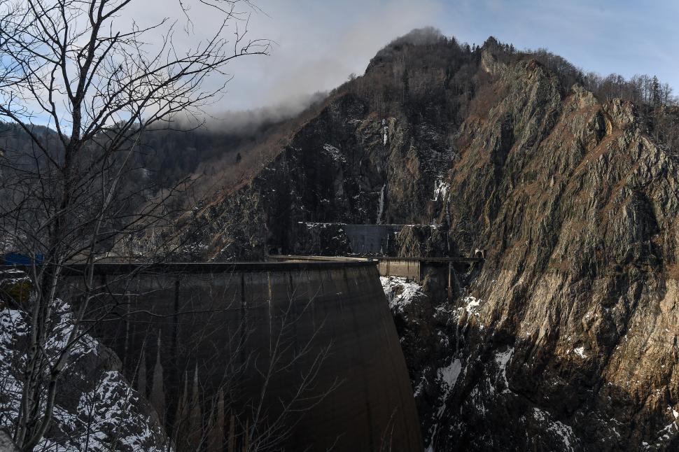Peste cât timp se reumple Lacul Vidraru. Un elicopter, folosit la lucrările de retehnologizare a barajului, iar scenele au fost filmate 1051409