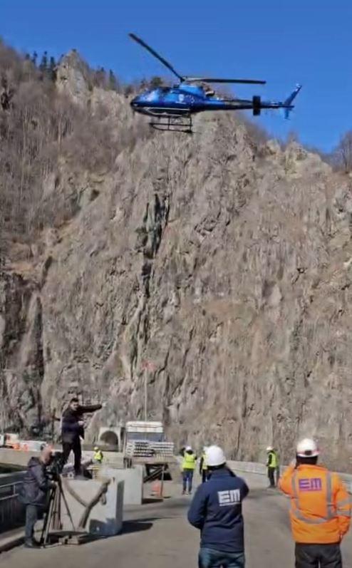 Peste cât timp se reumple Lacul Vidraru. Un elicopter, folosit la lucrările de retehnologizare a barajului, iar scenele au fost filmate 1051410