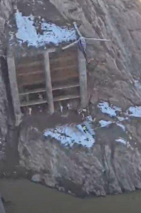 Peste cât timp se reumple Lacul Vidraru. Un elicopter, folosit la lucrările de retehnologizare a barajului, iar scenele au fost filmate 1051411