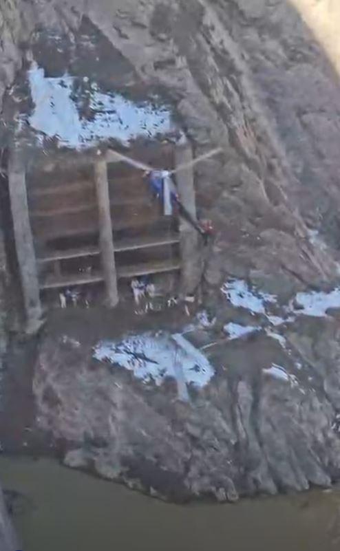 Peste cât timp se reumple Lacul Vidraru. Un elicopter, folosit la lucrările de retehnologizare a barajului, iar scenele au fost filmate 1051412