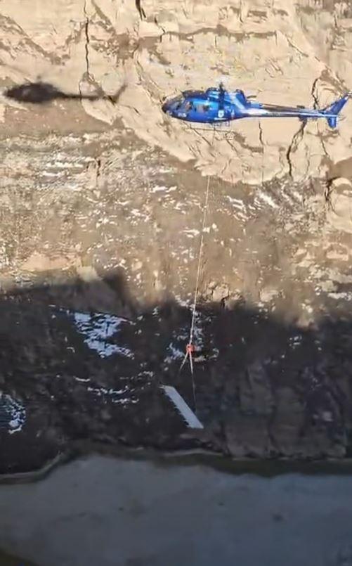 Peste cât timp se reumple Lacul Vidraru. Un elicopter, folosit la lucrările de retehnologizare a barajului, iar scenele au fost filmate 1051413