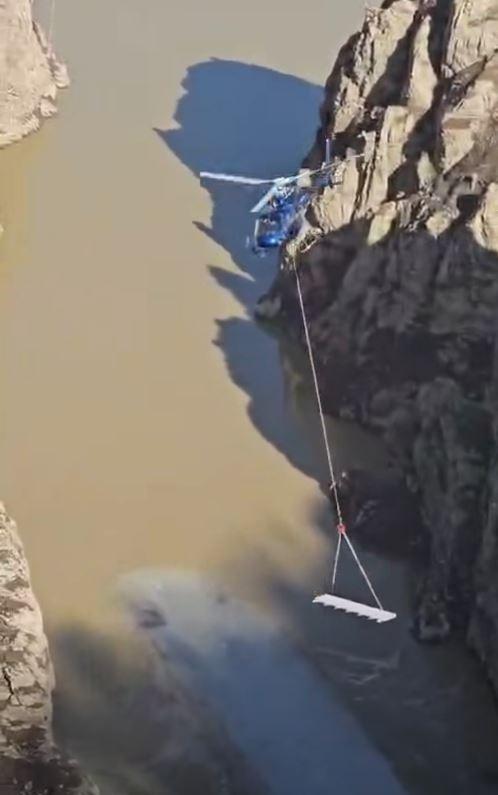 Peste cât timp se reumple Lacul Vidraru. Un elicopter, folosit la lucrările de retehnologizare a barajului, iar scenele au fost filmate 1051414