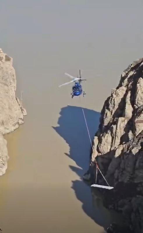 Peste cât timp se reumple Lacul Vidraru. Un elicopter, folosit la lucrările de retehnologizare a barajului, iar scenele au fost filmate 1051415