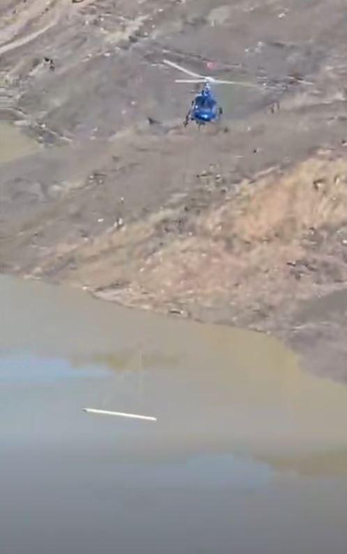 Peste cât timp se reumple Lacul Vidraru. Un elicopter, folosit la lucrările de retehnologizare a barajului, iar scenele au fost filmate 1051416