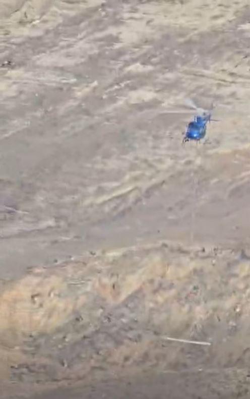 Peste cât timp se reumple Lacul Vidraru. Un elicopter, folosit la lucrările de retehnologizare a barajului, iar scenele au fost filmate 1051418