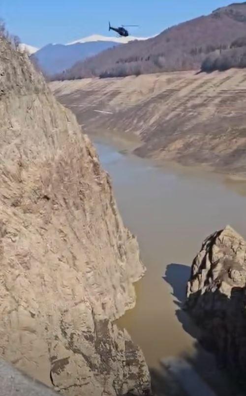 Peste cât timp se reumple Lacul Vidraru. Un elicopter, folosit la lucrările de retehnologizare a barajului, iar scenele au fost filmate 1051419