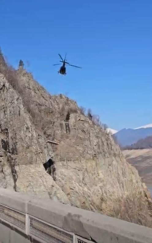 Peste cât timp se reumple Lacul Vidraru. Un elicopter, folosit la lucrările de retehnologizare a barajului, iar scenele au fost filmate 1051420