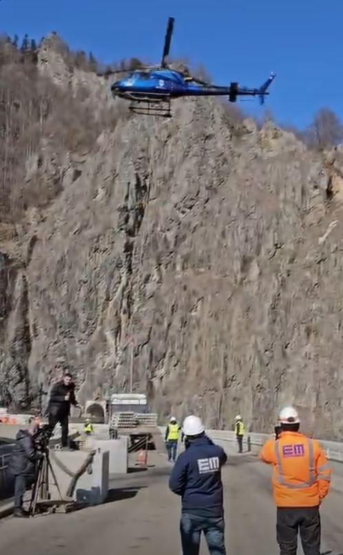 Peste cât timp se reumple Lacul Vidraru. Un elicopter, folosit la lucrările de retehnologizare a barajului, iar scenele au fost filmate 1051421