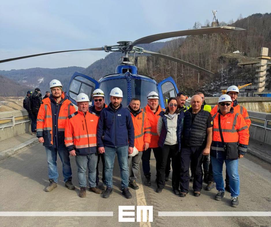 Peste cât timp se reumple Lacul Vidraru. Un elicopter, folosit la lucrările de retehnologizare a barajului, iar scenele au fost filmate 1051427