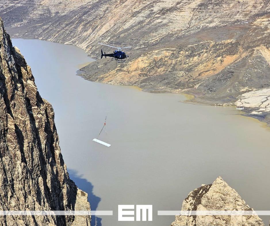 Peste cât timp se reumple Lacul Vidraru. Un elicopter, folosit la lucrările de retehnologizare a barajului, iar scenele au fost filmate 1051428