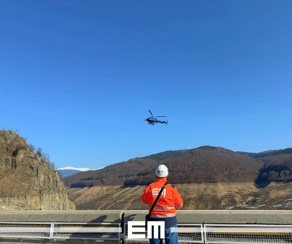 Peste cât timp se reumple Lacul Vidraru. Un elicopter, folosit la lucrările de retehnologizare a barajului, iar scenele au fost filmate 1051429