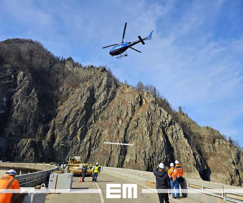 Peste cât timp se reumple Lacul Vidraru. Un elicopter, folosit la lucrările de retehnologizare a barajului, iar scenele au fost filmate 1051431
