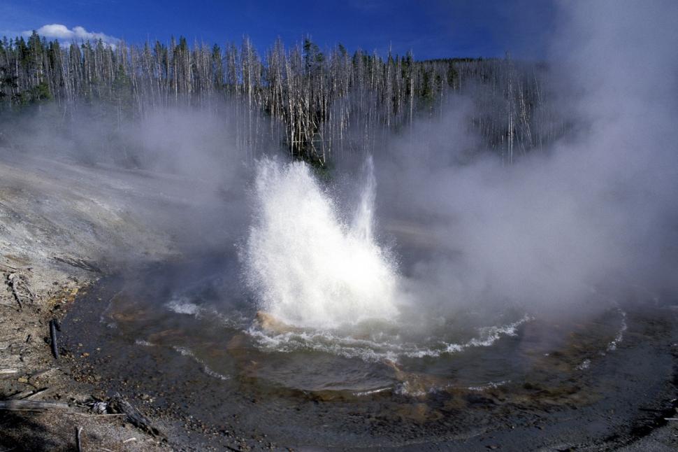 Yellowstone: Echinus, cel mai mare gheizer acid din lume, a erupt, pentru prima oară după 2020. „E similar cu sucul de portocale” 1051555