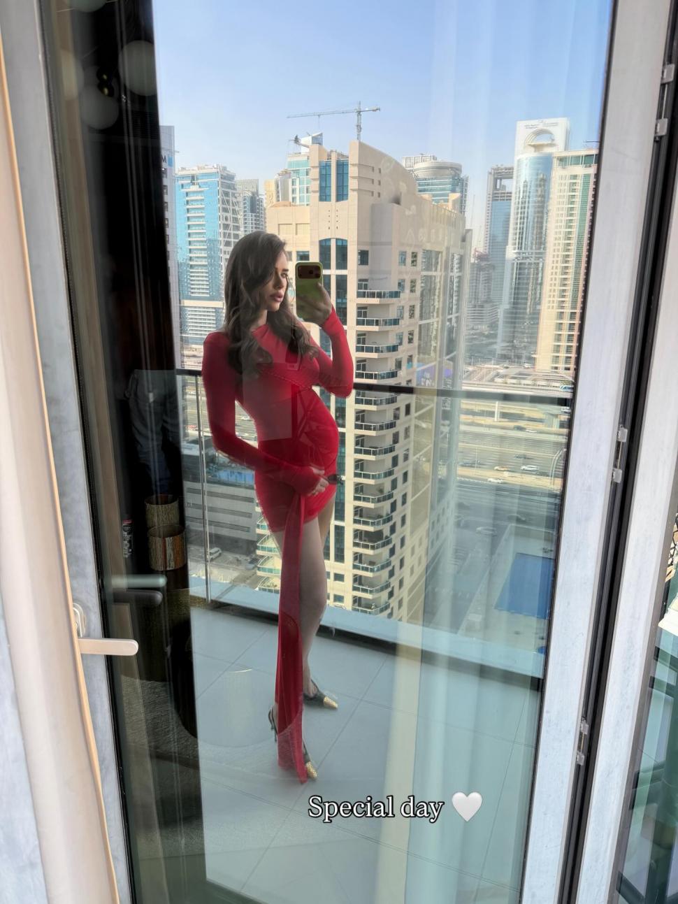 Blocat în Dubai cu fiica de 1 an şi 5 luni, un cuplu de la Insula Iubirii a revenit în Bucureşti: Ne-au sunat aseară de la Consulat 1051659