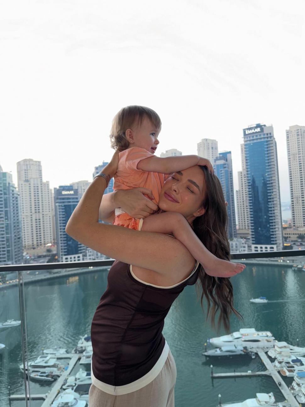 Blocat în Dubai cu fiica de 1 an şi 5 luni, un cuplu de la Insula Iubirii a revenit în Bucureşti: Ne-au sunat aseară de la Consulat 1051666