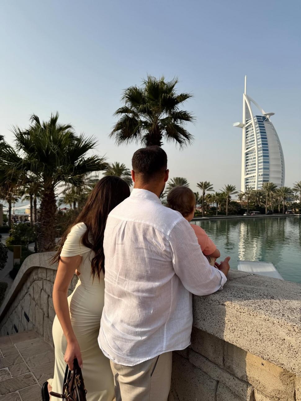 Blocat în Dubai cu fiica de 1 an şi 5 luni, un cuplu de la Insula Iubirii a revenit în Bucureşti: Ne-au sunat aseară de la Consulat 1051667