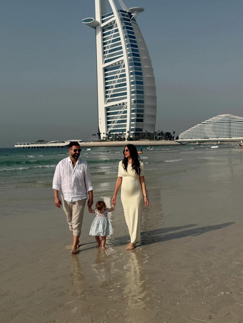 Blocat în Dubai cu fiica de 1 an şi 5 luni, un cuplu de la Insula Iubirii a revenit în Bucureşti: Ne-au sunat aseară de la Consulat 1051669