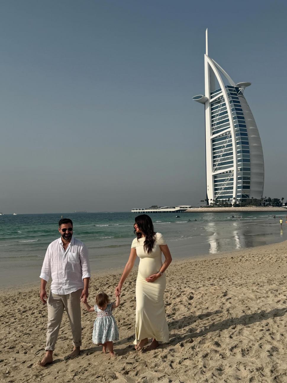 Blocat în Dubai cu fiica de 1 an şi 5 luni, un cuplu de la Insula Iubirii a revenit în Bucureşti: Ne-au sunat aseară de la Consulat 1051670