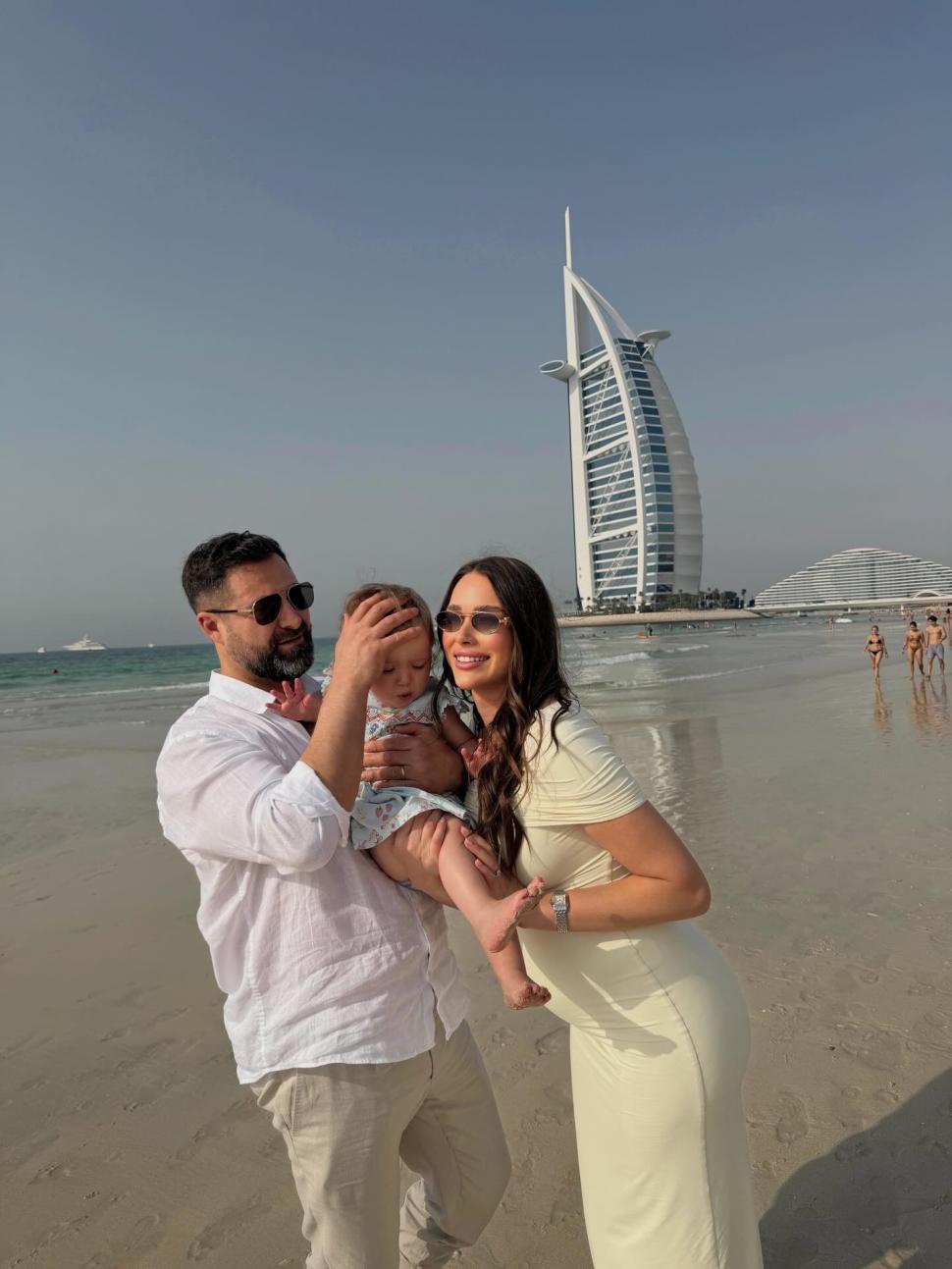 Blocat în Dubai cu fiica de 1 an şi 5 luni, un cuplu de la Insula Iubirii a revenit în Bucureşti: Ne-au sunat aseară de la Consulat 1051671