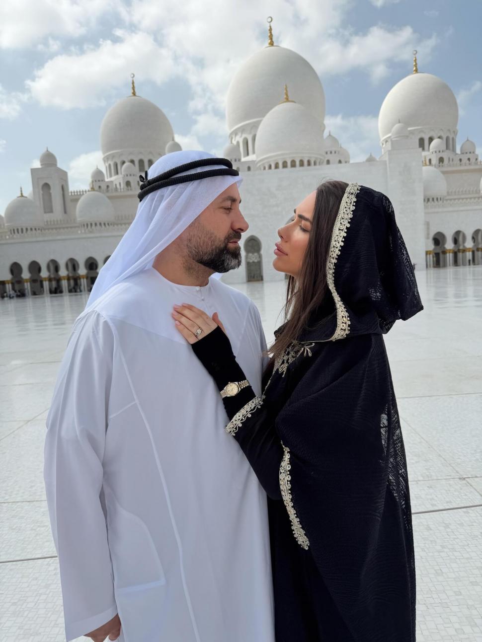 Blocat în Dubai cu fiica de 1 an şi 5 luni, un cuplu de la Insula Iubirii a revenit în Bucureşti: Ne-au sunat aseară de la Consulat 1051745