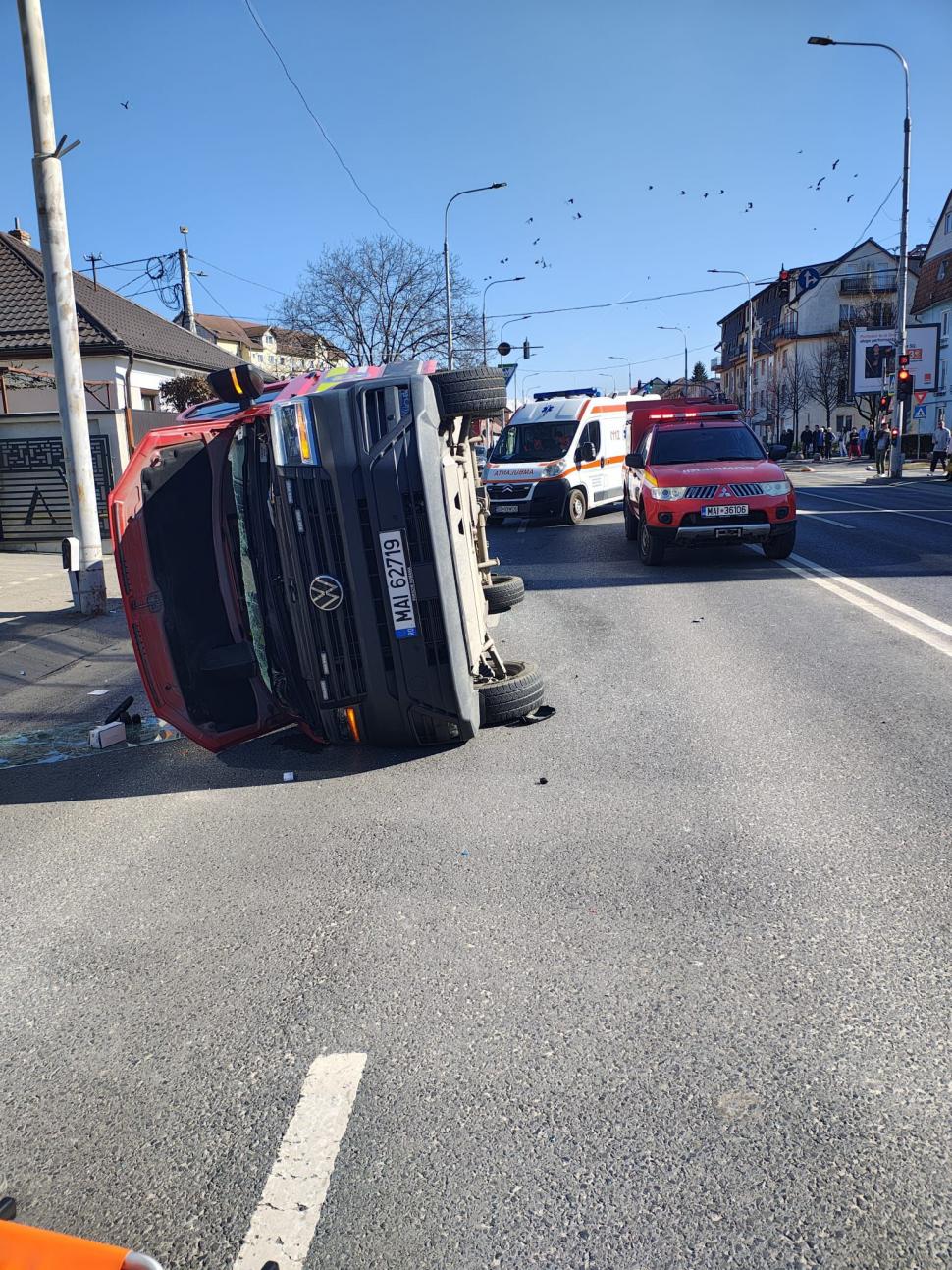 Imagini șocante cu o ambulanță, care transporta un bebeluș și pe mama lui, spulberată pe șosea. A fost activat Planul Roșu  1051712