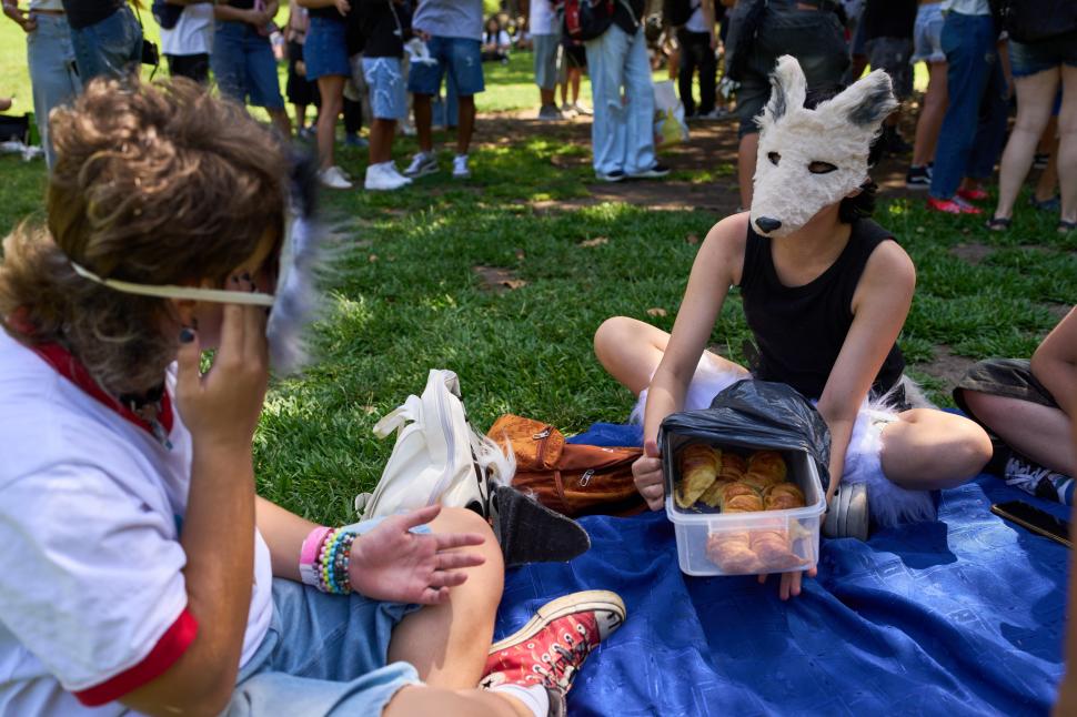 Fenomen viral: adolescenți care se identifică drept animale se întâlnesc în parcuri. „Am momente când îmi place să fiu câine” 1051810