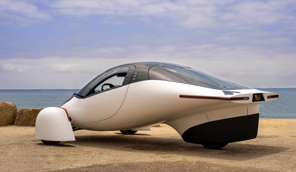 Prima „mașină solară” din lume a ieșit de pe linia de asamblare: Aptera are trei roți și două locuri. Cum arată automobilul futurist 1051880