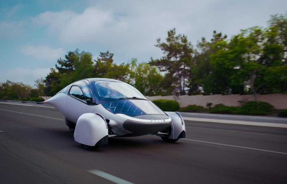 Prima „mașină solară” din lume a ieșit de pe linia de asamblare: Aptera are trei roți și două locuri. Cum arată automobilul futurist 1051886