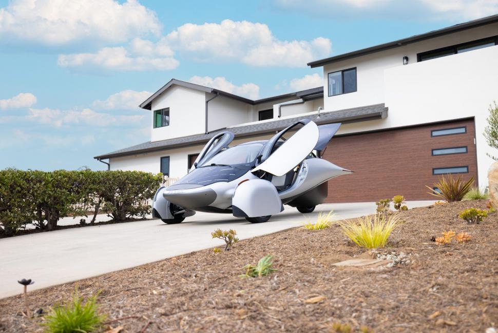 Prima „mașină solară” din lume a ieșit de pe linia de asamblare: Aptera are trei roți și două locuri. Cum arată automobilul futurist 1051887
