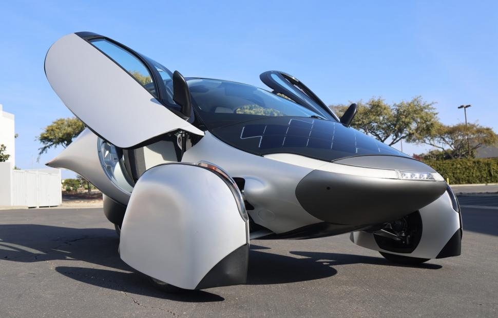 Prima „mașină solară” din lume a ieșit de pe linia de asamblare: Aptera are trei roți și două locuri. Cum arată automobilul futurist 1051888