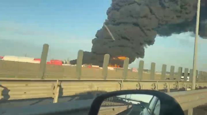 Aradul, acoperit de un nor gros de fum, după un incendiu la o fabrică de polistiren. Autorităţile au trimis două mesaje Ro-Alert 1052482