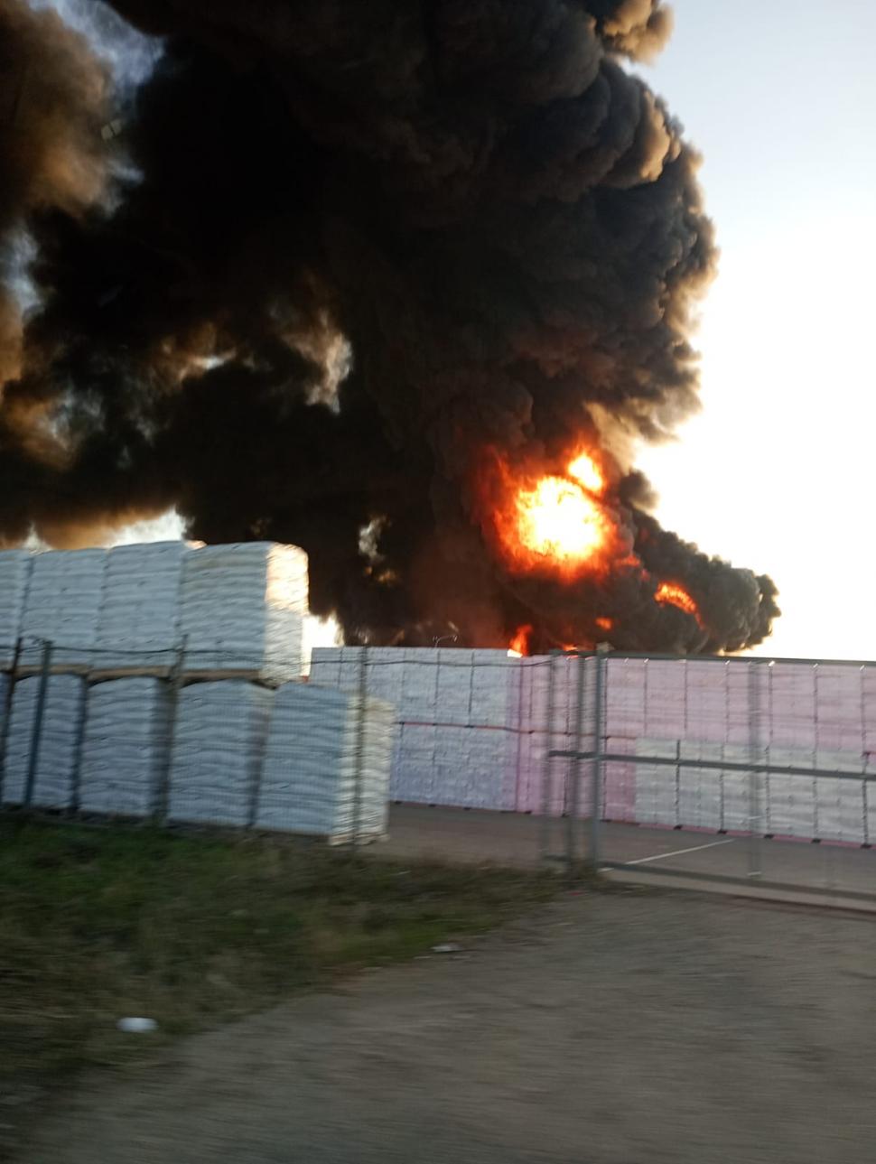 Aradul, acoperit de un nor gros de fum, după un incendiu la o fabrică de polistiren. Autorităţile au trimis două mesaje Ro-Alert 1052484