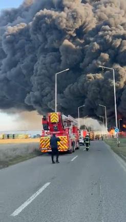Aradul, acoperit de un nor gros de fum, după un incendiu la o fabrică de polistiren. Autorităţile au trimis două mesaje Ro-Alert 1052486