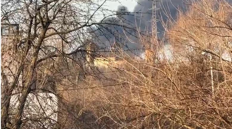 Aradul, acoperit de un nor gros de fum, după un incendiu la o fabrică de polistiren. Autorităţile au trimis două mesaje Ro-Alert 1052487