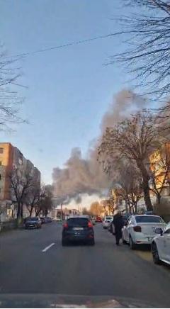 Aradul, acoperit de un nor gros de fum, după un incendiu la o fabrică de polistiren. Autorităţile au trimis două mesaje Ro-Alert 1052488