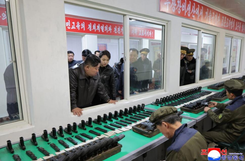 Fata lui Kim Jong Un s-a dus și la trageri cu pistolul. Imagini care dezvăluie o dată în plus planurile pentru Coreea de Nord 1052987