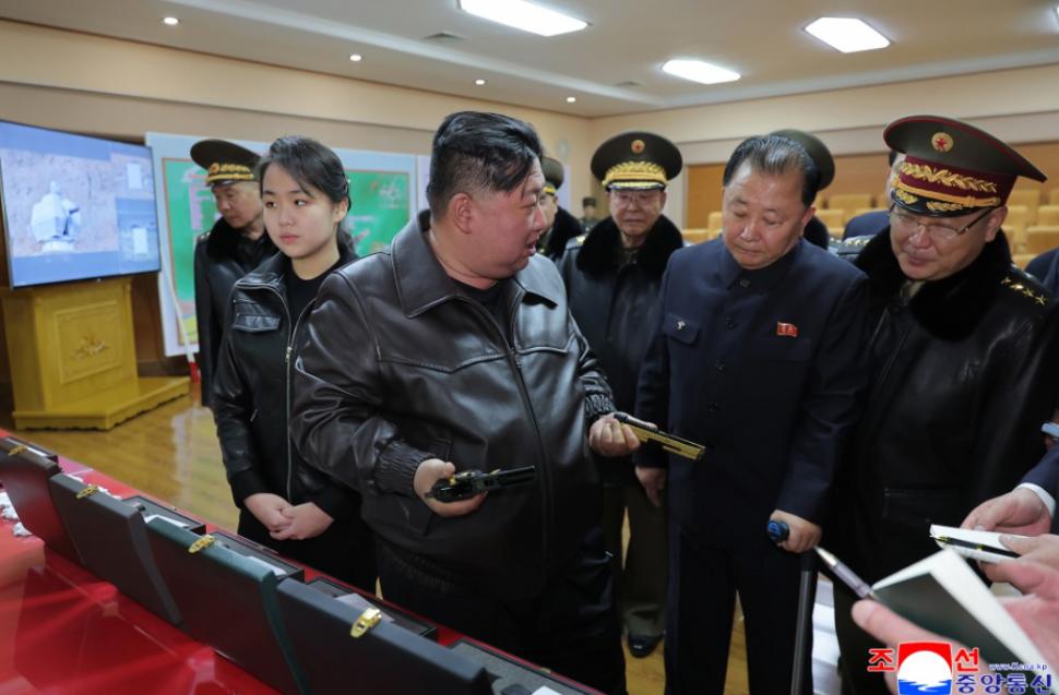 Fata lui Kim Jong Un s-a dus și la trageri cu pistolul. Imagini care dezvăluie o dată în plus planurile pentru Coreea de Nord 1052989