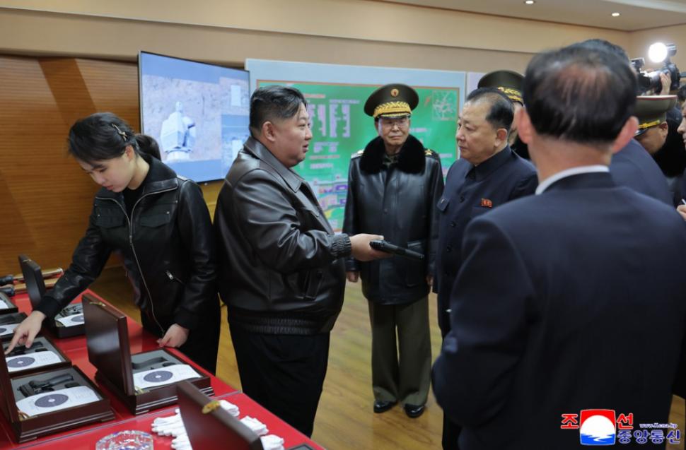 Fata lui Kim Jong Un s-a dus și la trageri cu pistolul. Imagini care dezvăluie o dată în plus planurile pentru Coreea de Nord 1052995