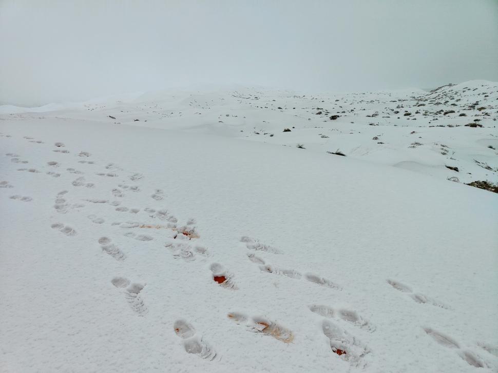 Peisaj SF în Sahara, unde a nins iar zăpada a acoperit dunele de nisip. Localnicii din apropiere s-au dus la derdeluș 1052928